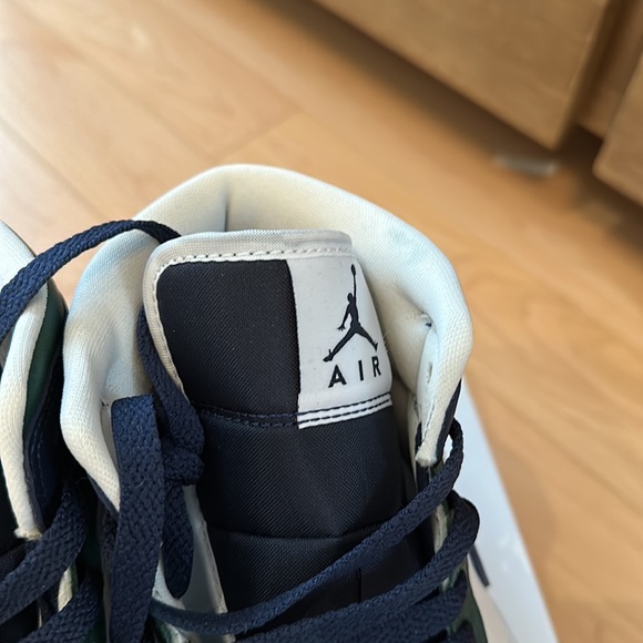 Nike Air Jordan 1 mid, NWOT, 7.5 W - Picture 4 of 6